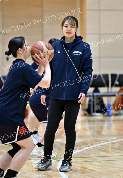 試合前の練習を見守る日本航空北海道