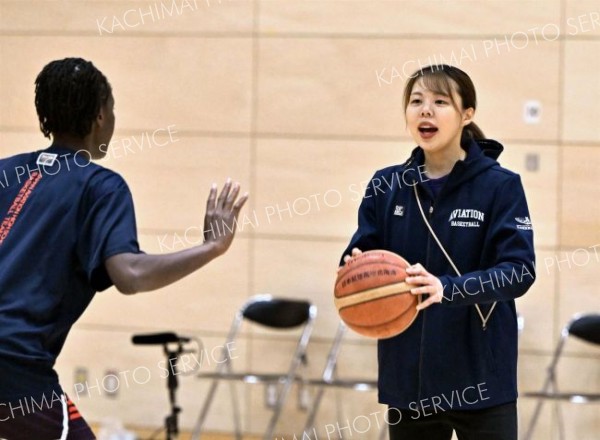 試合前の練習で指示を出す日本航空北海道