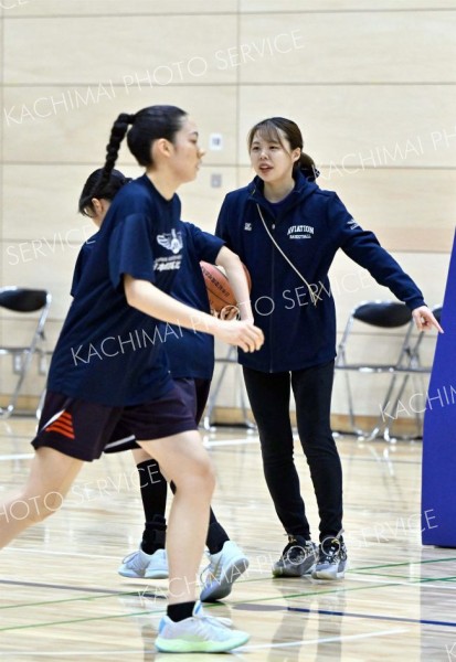 試合前の練習を見守る日本航空北海道