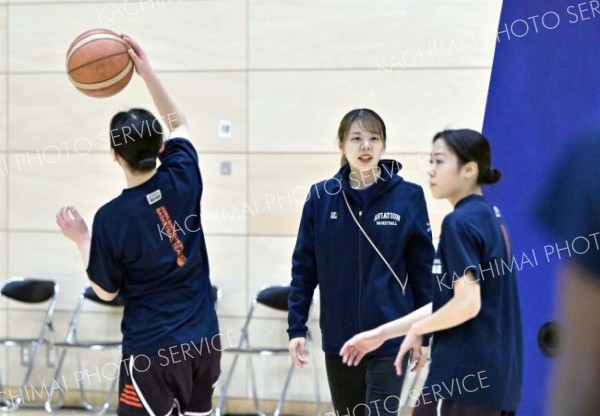 試合前の練習を見守る日本航空北海道