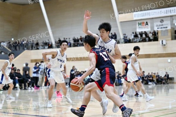 【男子予選リーグｄ組決勝・白樺学園―東海大札幌】白樺学園の（１７）佐々木晃太を食い止める東海大札幌