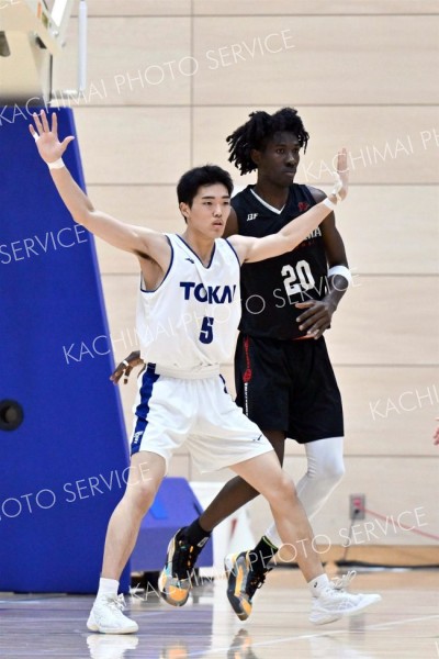 【男子決勝リーグ・東海大札幌―駒大苫小牧】高身長の相手選手をマークする東海大札幌