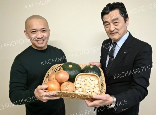 カボチャにタマネギ、ニンニク給食にどうぞ　ＪＡ十勝池田町そ菜生産組合が寄贈