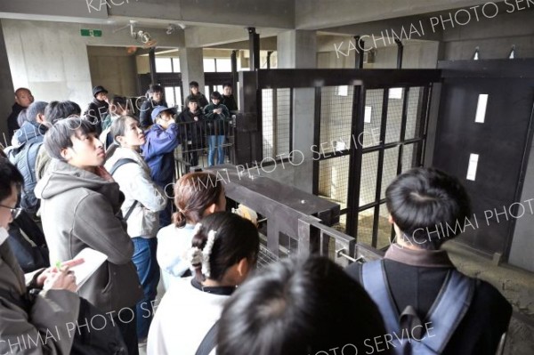 新キリン館のバックヤードを見学する参加者ら