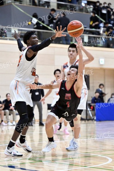 【男子予選トーナメントｃブロック決勝・帯大谷―道栄】苦しい体勢からシュートを繰り出す帯大谷の（１８）佐藤海陸（右）