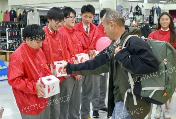 街頭募金活動を行う広尾高校生徒会