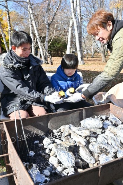木漏れ日の中で焼き芋おいしいね　緑ケ丘公園でイベント