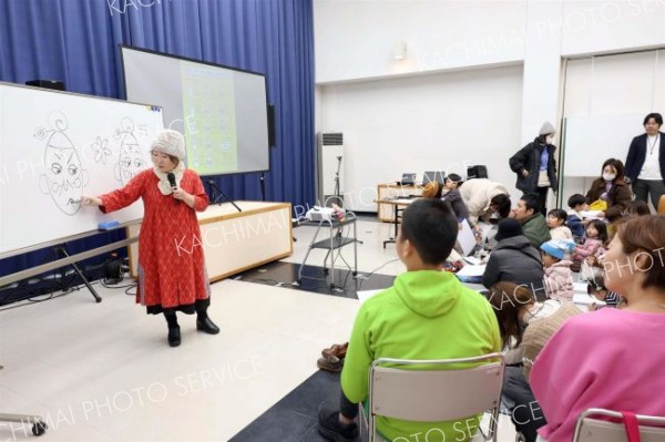 来場者と絵描き歌をする