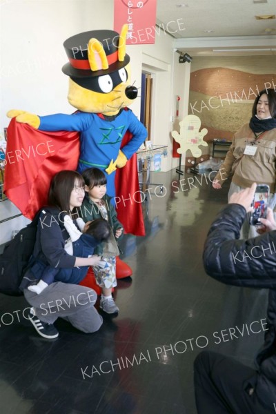 人気絵本のキャラクターと写真撮影する家族連れ（助川かおる通信員撮影）