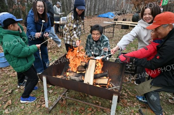 まき割りして焼きマシュマロ食べたよ　帯広の森で市が木育体験会