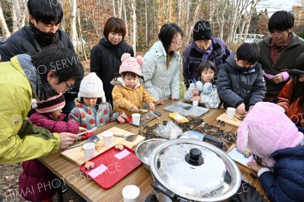 着火剤作りを楽しむ参加者ら