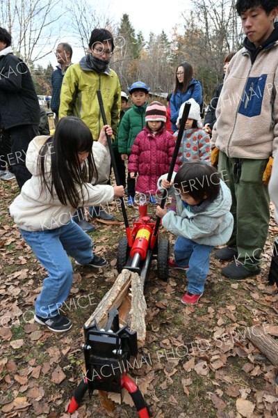 器具を使ってまき割りに挑戦する子どもたち