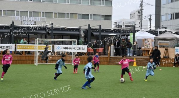 藤丸パークの人工芝エリアで行われた小学生による４対４のサッカーの試合
