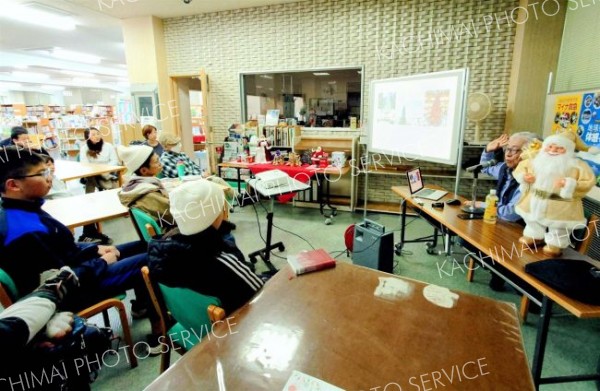 世界のクリスマスについて学ぶ　鹿追図書館でナイトイベント