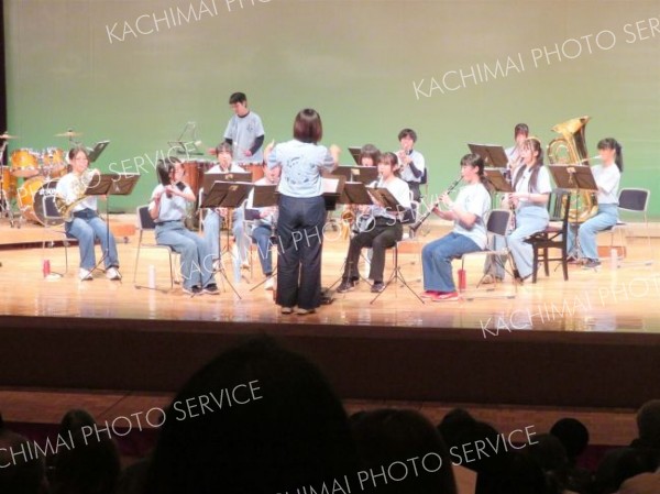 ダンスやコーラス　観客から温かい拍手　中札内で芸能発表会