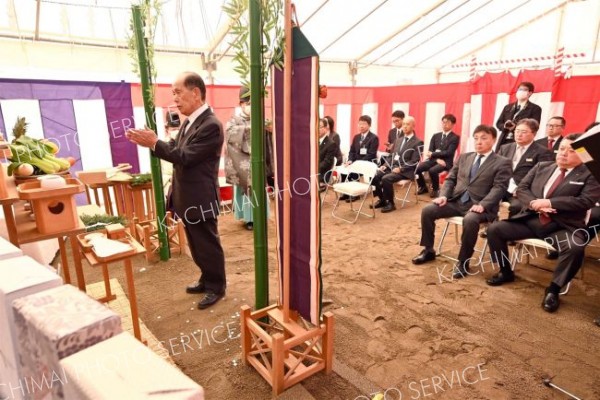 おびひろ動物園に新設される屋内遊戯施設の安全祈願祭で玉串をささげる寄付者