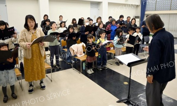 指導の下で初練習に臨む「オトプケ合唱団」のメンバーら