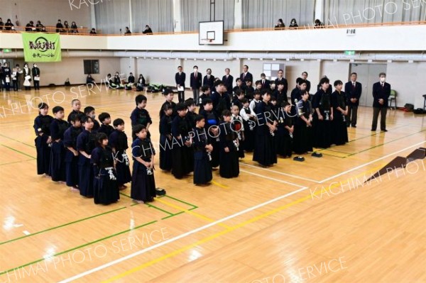 小学生３１人、中学生１４人が参加した東北部少年剣道本別大会
