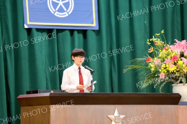 児童を代表しあいさつする