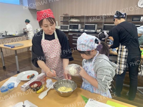 クレープ作りに挑戦する親子