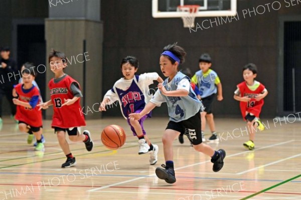 コートを駆ける参加者ら