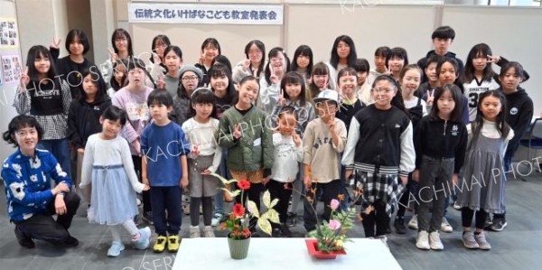 音更図書館でいけばなこども教室発表会