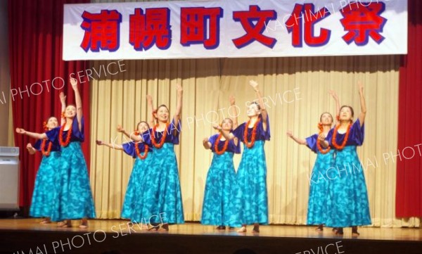 フラダンスなどの披露も