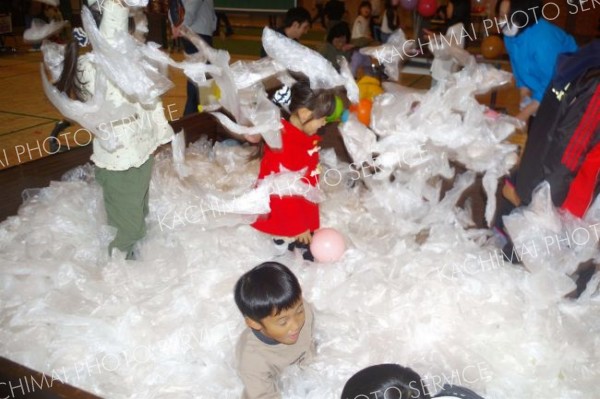 「おたのしみこどもひろば」で遊ぶ子どもたち