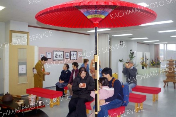 お茶会を楽しむ来場者