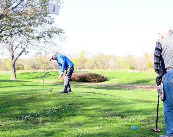 パークゴルフを楽しむ参加者ら
