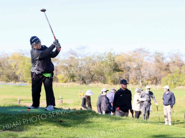 パークゴルフを楽しむ参加者ら