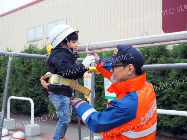 消防ふれあいデーで子どもらロープ渡り体験　幕別
