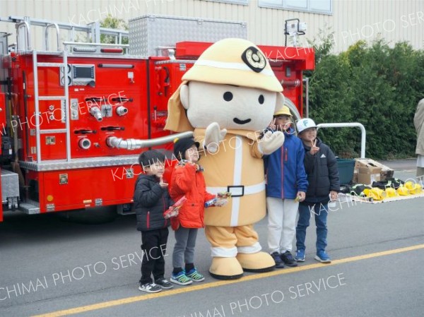 マスコットと一緒に記念撮影する子ども