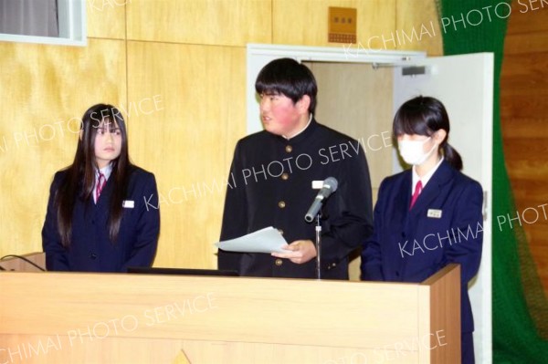 プロジェクトの成果を発表する生徒たち