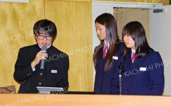 プロジェクトの成果を発表する生徒たち