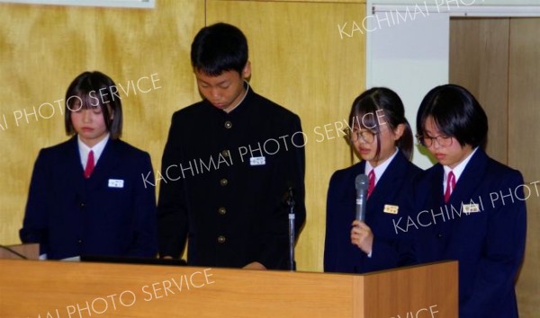 プロジェクトの成果を発表する生徒たち