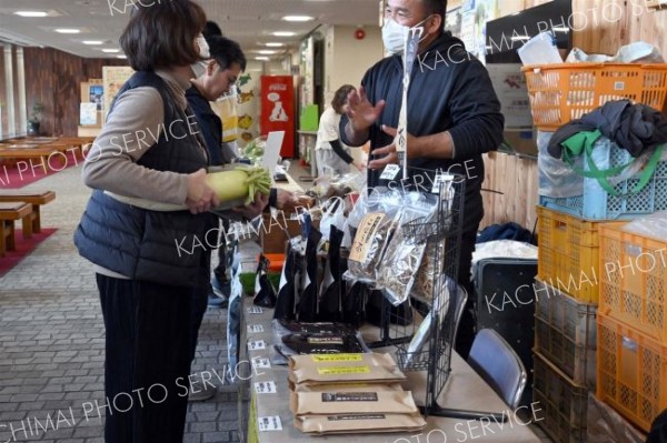 福祉サービス事業所の販売ブースが並ぶ会場