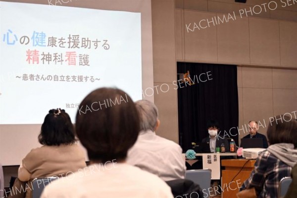 演者の話に耳を傾ける来場者