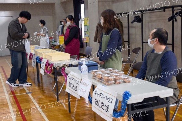 福祉サービス事業所の販売ブースが並ぶ会場