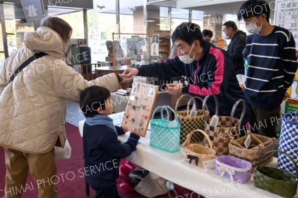 福祉サービス事業所の販売ブースが並ぶ会場