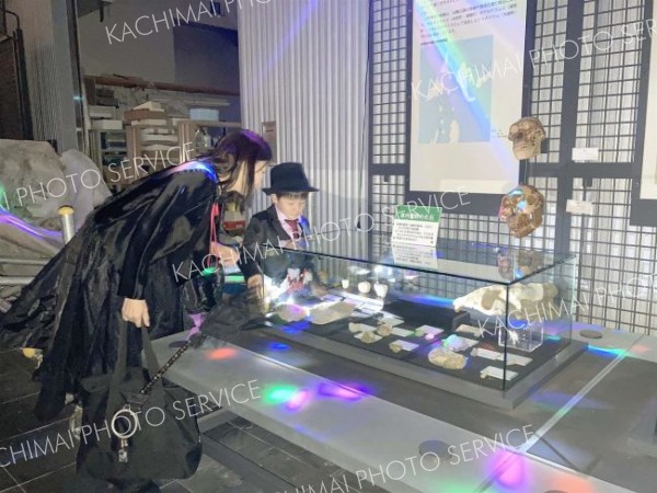 暗い博物館、ドキドキ探索　足寄化石博物館「ナイトミュージアム」