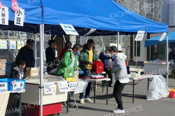 目当ての弁当に行列、秋の味覚市＆昼メシ市にぎわう　中札内