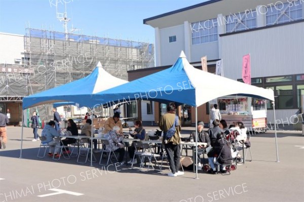 多くの村民が訪れた会場