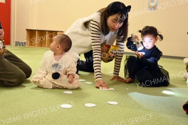 仮装姿で遊びを楽しむ親子