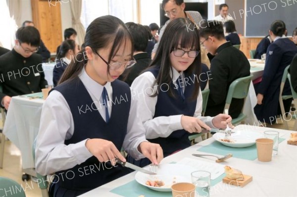 足寄食材でフレンチ　シェフが中３生にフルコース６品　あしおこし隊