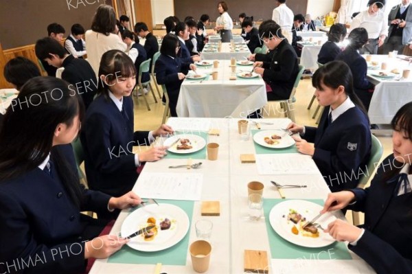 豊かな足寄食材を満喫する足寄中３年生