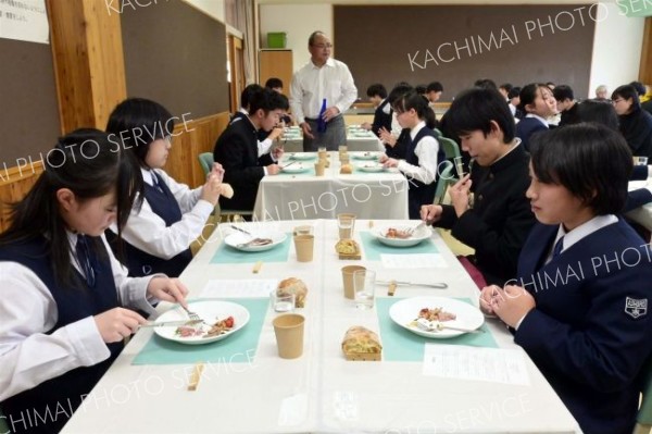 豊かな足寄食材を満喫する足寄中３年生