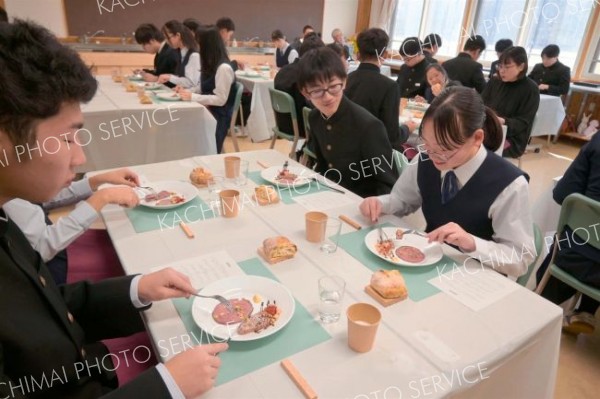 豊かな足寄食材を満喫する足寄中３年生