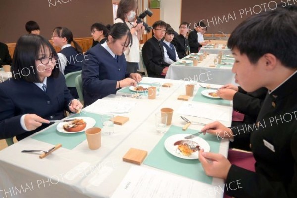 豊かな足寄食材を満喫する足寄中３年生