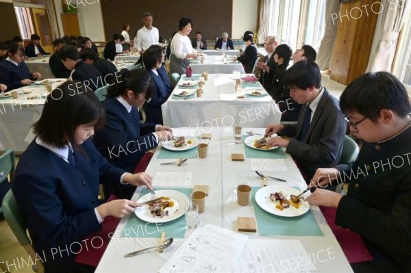 豊かな足寄食材を満喫する足寄中３年生